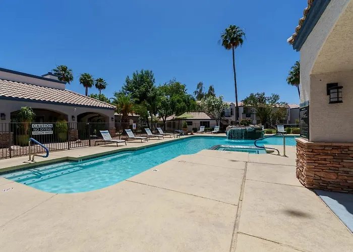 Chic 2br At Lookout Mountain By Gia Phoenix